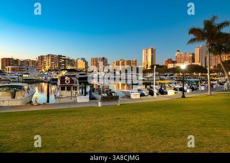 Faszinierender Blick auf Sarasotas Ufer mit zahlreichen Booten, die entlang des Yachthafens angedockt sind. Stockfoto