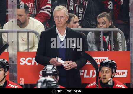 Köln, Deutschland. März 2025. Eishockey: DEL, Kölner Haie - Pinguins Bremerhaven, Meisterschaftsrunde, Viertelfinale, Spieltag 6, Lanxess Arena: Kölner Trainer Kari Jalonen. Quelle: Christoph Reichwein/dpa/Alamy Live News Stockfoto