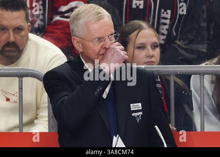 Köln, Deutschland. März 2025. Eishockey: DEL, Kölner Haie - Pinguins Bremerhaven, Meisterschaftsrunde, Viertelfinale, Spieltag 6, Lanxess Arena: Kölner Trainer Kari Jalonen. Quelle: Christoph Reichwein/dpa/Alamy Live News Stockfoto