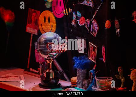 Köln, Deutschland. März 2025. Die Siegertrophäe steht hinter der Bühne auf einem Tisch in der RTL-Tanzshow „Let's Dance“ im Coloneum. Quelle: Rolf Vennenbernd/dpa/Alamy Live News Stockfoto