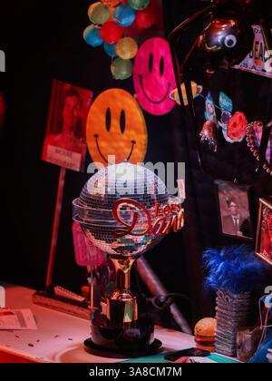 Köln, Deutschland. März 2025. Die Siegertrophäe steht hinter der Bühne auf einem Tisch in der RTL-Tanzshow „Let's Dance“ im Coloneum. Quelle: Rolf Vennenbernd/dpa/Alamy Live News Stockfoto