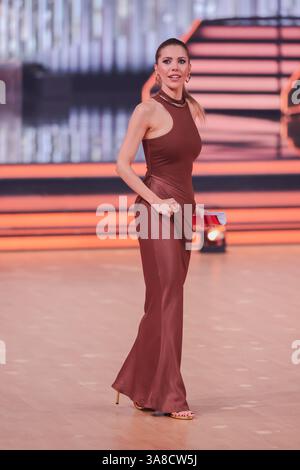Köln, Deutschland. März 2025. Die Moderatorin Victoria Swarovski steht in der RTL-Tanzshow „Let's Dance“ im Coloneum. Quelle: Rolf Vennenbernd/dpa/Alamy Live News Stockfoto