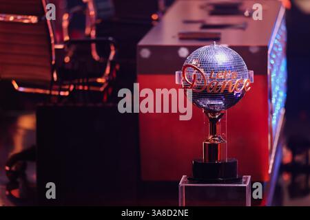 Köln, Deutschland. März 2025. Die Siegertrophäe steht neben dem Podium in der RTL-Tanzshow „Let's Dance“ im Coloneum. Quelle: Rolf Vennenbernd/dpa/Alamy Live News Stockfoto