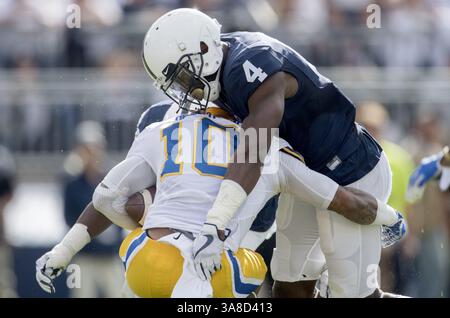 9. September 2017 - University Park, PA, USA - Penn State Safety Nick Scott (4) hält Pitt's Quadree Henderson (10) am Samstag, 9. September 2017, im Beaver Stadium in University Park, PA. Penn State gewann mit 33:14. (Bild: © Abby Drey/TNS via ZUMA Wire) Stockfoto