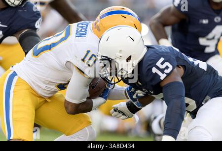 9. September 2017 - University Park, PA, USA - Penn State Cornerback Grant Haley (15) hält Pitt's Quadree Henderson (10) am Samstag, 9. September 2017, im Beaver Stadium in University Park, Pa. Penn State gewann mit 33:14. (Bild: © Abby Drey/TNS via ZUMA Wire) Stockfoto