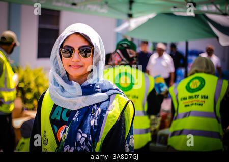 17. September 2017 - FL, USA - Freiwilliger Tooba Sheikh in der Masjid Al-Ansar-Moschee in Miami, Florida, die am Sonntag, 17. September 2017 in der Masjid Al-Ansar-Moschee in Miami, Florida, die Einwohner von Liberty City, die vom Hurrikan Irma betroffen sind, mit Lebensmitteln versorgt. (Kreditbild: © Zak Bennett/TNS via ZUMA Wire) Stockfoto