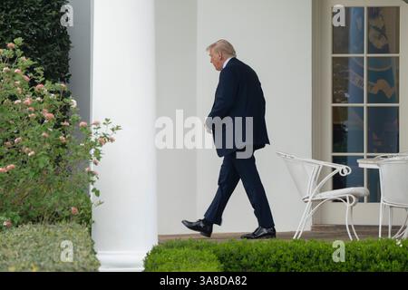 Washington, Vereinigte Staaten. März 2025. US-Präsident Donald J Trump verlässt das Weiße Haus in Washington, DC, auf dem Weg Mar-a-Lago, 28. März 2025. Quelle: Chris Kleponis/CNP/dpa/Alamy Live News Stockfoto