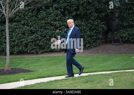 Washington, Vereinigte Staaten. März 2025. US-Präsident Donald J Trump verlässt das Weiße Haus in Washington, DC, auf dem Weg Mar-a-Lago, 28. März 2025. Quelle: Chris Kleponis/CNP/dpa/Alamy Live News Stockfoto