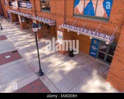 Sonnige Tagesdrohne Bilder des Durham Bulls Athletic Park und der Umgebung in Downtown Durham North Carolina. Stockfoto