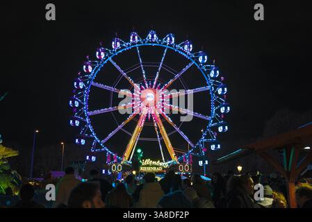 Fahrt mit dem riesenrad auf dem weihnachtsmarkt am Alexanderplatz, Berlin Stockfoto