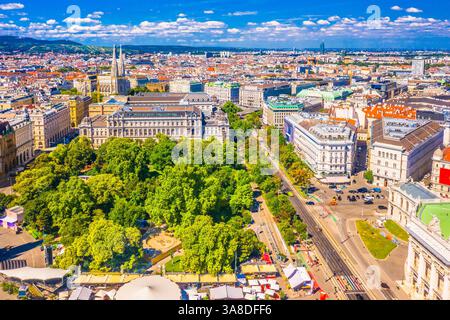 Ein atemberaubendes Luftbild von Wien, Österreich, mit seiner beeindruckenden Skyline mit historischen Wahrzeichen und grünen Parks, dem kulturellen Erbe Stockfoto