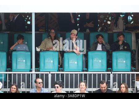 Miami Gardens, FL, USA. März 2025. Lionel Messi #10 von Inter Miami und seine Frau Antonela Roccuzzo und ihre Kinder Thiago, Mateo und Ciro werden alle gesehen, wie Novak Djokovic aus Serbien Grigor Dimitrov aus Bulgarien in ihrem Spiel am 11. Tag der Miami Open am 28. März 2025 im Hard Rock Stadium in Miami Gardens, Florida, besiegt. Menschen: Lionel Messi, Antonela Roccuzzo und Kids Credit: Hoo Me/Media Punch/Alamy Live News Stockfoto