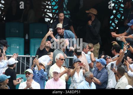 Miami Gardens, FL, USA. März 2025. Lionel Messi #10 von Inter Miami und seine Frau Antonela Roccuzzo und ihre Kinder Thiago, Mateo und Ciro werden alle gesehen, wie Novak Djokovic aus Serbien Grigor Dimitrov aus Bulgarien in ihrem Spiel am 11. Tag der Miami Open am 28. März 2025 im Hard Rock Stadium in Miami Gardens, Florida, besiegt. Menschen: Lionel Messi, Antonela Roccuzzo und Kids Credit: Hoo Me/Media Punch/Alamy Live News Stockfoto