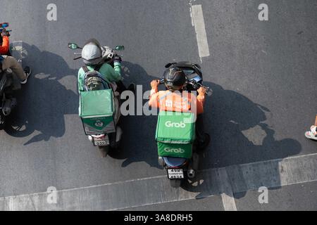 Bangkok, Thailand. März 2025. Ein Motorradfahrer fährt durch den Verkehr. (Credit Image: © John Wreford/SOPA Images via ZUMA Press Wire) NUR REDAKTIONELLE VERWENDUNG! Nicht für kommerzielle ZWECKE! Stockfoto