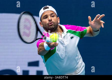 Miami Gardens, Usa. März 2025. Grigor Dimitrov aus Bulgarien trifft im ersten Halbfinalspiel der Herren auf Novak Djokovic aus Serbien bei den Miami Open im Hard Rock Stadium in Miami Gardens, Florida, am Freitag, den 28. März 2025. Djokovic besiegte Dimitrov mit 6:2, 6:3. Foto: Gary i Rothstein/UPI Credit: UPI/Alamy Live News Stockfoto