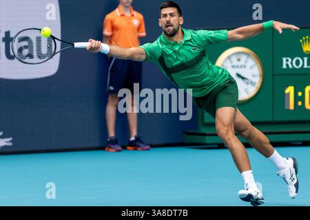 Miami Gardens, Usa. März 2025. Novak Djokovic aus Serbien zieht sich für einen Vorschuss auf Grigor Dimitrov aus Bulgarien im ersten Halbfinalspiel der Herren auf dem Stadionplatz bei den Miami Open im Hard Rock Stadium in Miami Gardens, Florida, am Freitag, den 28. März 2025. Djokovic besiegte Dimitrov mit 6:2, 6:3. Foto: Gary i Rothstein/UPI Credit: UPI/Alamy Live News Stockfoto