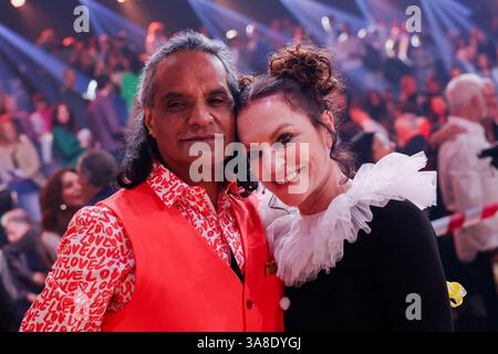 Köln, Deutschland. März 2025. Christine Neubauer, Schauspielerin und ihr Freund Jos· Campos sind in der RTL-Tanzshow „Let's Dance“ im Coloneum. Quelle: Rolf Vennenbernd/dpa/Alamy Live News Stockfoto