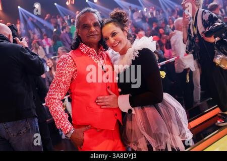 Köln, Deutschland. März 2025. Christine Neubauer, Schauspielerin und ihr Freund Jos· Campos sind in der RTL-Tanzshow „Let's Dance“ im Coloneum. Quelle: Rolf Vennenbernd/dpa/Alamy Live News Stockfoto