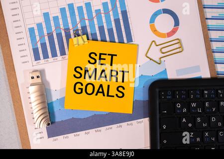 Inspirierende Erinnerung an Smart Goals – Makroaufnahme von Haftnotizen aus der Perspektive eines niedrigen Winkels, der Festlegung von Zielen und des Lösungskonzepts Stockfoto