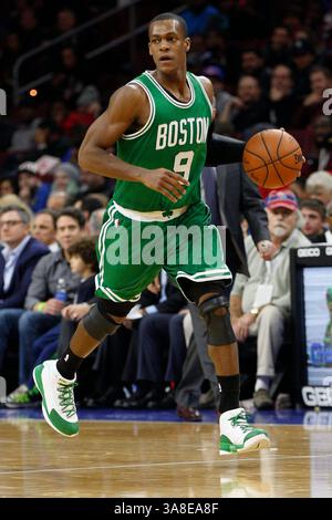 15. Dezember 2014: Boston Celtics Garde Rajon Rondo (9) im NBA-Spiel zwischen den Boston Celtics und den Philadelphia 76ers im Wells Fargo Center in Philadelphia, Pennsylvania. Die Boston Celtics gewannen von 105 bis 87. (Bild: © Christopher Szagola/Cal Sport Media/ZUMAPRESS.com) Stockfoto