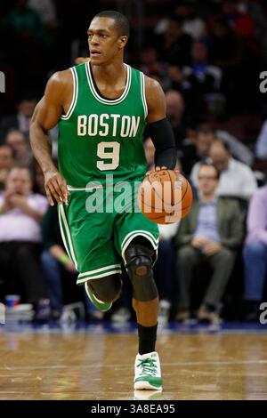 15. Dezember 2014: Boston Celtics Garde Rajon Rondo (9) im NBA-Spiel zwischen den Boston Celtics und den Philadelphia 76ers im Wells Fargo Center in Philadelphia, Pennsylvania. Die Boston Celtics gewannen von 105 bis 87. (Bild: © Christopher Szagola/Cal Sport Media/ZUMAPRESS.com) Stockfoto