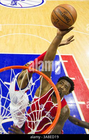 27. März 2015: Das Los Angeles Clippers Center DeAndre Jordan (6) setzt den Schuss aus, nachdem es im NBA-Spiel zwischen den Los Angeles Clippers und den Philadelphia 76ers im Wells Fargo Center in Philadelphia, Pennsylvania, den Stürmer Robert Covington (33) aus Philadelphia 76ers überholt hat. Die Los Angeles Clippers gewannen 119–98. (Bild: © Christopher Szagola/Cal Sport Media/ZUMAPRESS.com) Stockfoto