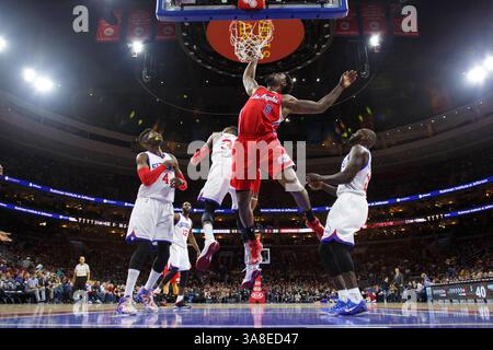 27. März 2015: DeAndre Jordan (6) spielt den Ball mit Nerlens Noel (4) der Philadelphia 76ers, Stürmer Robert Covington (33) und Wachmann Jason Richardson (23) um ihn während des NBA-Spiels zwischen den Los Angeles Clippers und den Philadelphia 76ers im Wells Fargo Center in Philadelphia, Pennsylvania. Die Los Angeles Clippers gewannen 119–98. (Bild: © Christopher Szagola/Cal Sport Media/ZUMAPRESS.com) Stockfoto