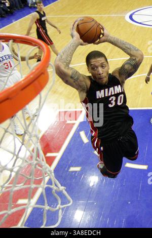 15. April 2015: Miami Heat Stürmer Michael Beasley (30) stürzt sich während des NBA-Spiels zwischen den Miami Heat und den Philadelphia 76ers im Wells Fargo Center in Philadelphia, Pennsylvania. Die Miami Heat gewann von 105 bis 101. (Bild: © Christopher Szagola/Cal Sport Media/ZUMAPRESS.com) Stockfoto