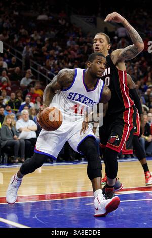 15. April 2015: Thomas Robinson (41) der Philadelphia 76ers im Einsatz gegen Michael Beasley (30) während des NBA-Spiels zwischen den Miami Heat und den Philadelphia 76ers im Wells Fargo Center in Philadelphia, Pennsylvania. Die Miami Heat gewann von 105 bis 101. (Bild: © Christopher Szagola/Cal Sport Media/ZUMAPRESS.com) Stockfoto