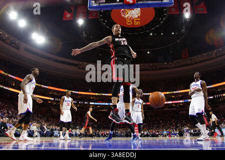 15. April 2015: Miami Heat Stürmer Michael Beasley (30) reagiert auf seinen Dunk während des NBA-Spiels zwischen den Miami Heat und den Philadelphia 76ers im Wells Fargo Center in Philadelphia, Pennsylvania. Die Miami Heat gewann von 105 bis 101. (Bild: © Christopher Szagola/Cal Sport Media/ZUMAPRESS.com) Stockfoto