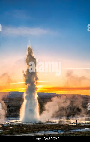 Strokkur-Geysir bricht bei Sonnenaufgang in Island aus Stockfoto