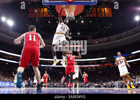 2. November 2015: LeBron James (23) der Cleveland Cavaliers 76 verteidigt den Ball mit Nik Stauskas (11) und Hollis Thompson (31) im NBA-Spiel zwischen den Cleveland Cavaliers und den Philadelphia 76ers im Wells Fargo Center in Philadelphia, Pennsylvania. Die Cleveland Cavaliers gewannen 107:100. Christopher Szagola/CSM(Bild: © Christopher Szagola/CSM via ZUMA Wire) Stockfoto