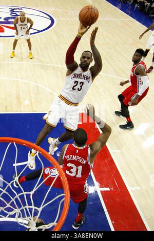 2. November 2015: Cleveland Cavaliers Stürmer LeBron James (23) schießt 76 im NBA-Spiel zwischen den Cleveland Cavaliers und den Philadelphia 76ers im Wells Fargo Center in Philadelphia (Pennsylvania) den Ball über Hollis Thompson (31). Die Cleveland Cavaliers gewannen 107:100. Christopher Szagola/CSM(Bild: © Christopher Szagola/CSM via ZUMA Wire) Stockfoto