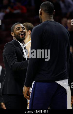 2. November 2015: Kyrie Irving (2) der Cleveland Cavaliers (23) reagiert auf den US-amerikanischen Stürmer LeBron James (23) im NBA-Spiel zwischen den Cleveland Cavaliers und den Philadelphia 76ers im Wells Fargo Center in Philadelphia. Die Cleveland Cavaliers gewannen 107:100. Christopher Szagola/CSM(Bild: © Christopher Szagola/CSM via ZUMA Wire) Stockfoto