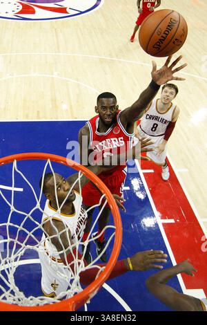 2. November 2015: JaKarr Sampson (9) der 76ers-Garde aus Philadelphia schießt den Ball über LeBron James (23) der Cleveland Cavaliers im NBA-Spiel zwischen den Cleveland Cavaliers und den Philadelphia 76ers im Wells Fargo Center in Philadelphia, Pennsylvania. Die Cleveland Cavaliers gewannen 107:100. Christopher Szagola/CSM(Bild: © Christopher Szagola/CSM via ZUMA Wire) Stockfoto