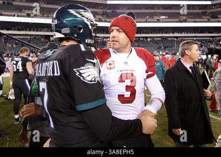 20. Dezember 2015: Arizona Cardinals Quarterback Carson Palmer (3) spricht mit Philadelphia Eagles Quarterback Sam Bradford (7) nach dem NFL-Spiel zwischen den Arizona Cardinals und den Philadelphia Eagles im Lincoln Financial Field in Philadelphia, Pennsylvania. Die Arizona Cardinals gewannen mit 40:17. Die Arizona Cardinals nehmen die NFC West Division an. Christopher Szagola/CSM(Bild: © Christopher Szagola/CSM via ZUMA Wire) Stockfoto