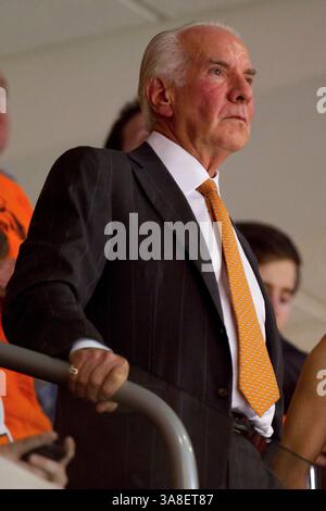 11. April 2016: Ed Snider, Vorsitzender der Philadelphia Flyers, stirbt. Bild: 15. April 2012: Der Vorsitzende der Philadelphia Flyers, Ed Snider, blickt während des Viertelfinalspiels 3 der NHL Eastern Conference zwischen den Pittsburgh Penguins und Philadelphia Flyers im Well Fargo Center in Philadelphia, Pennsylvania, von seiner Box aus zu. (Kreditbild: © Christopher Szagola/CSM via ZUMA Wire) Stockfoto