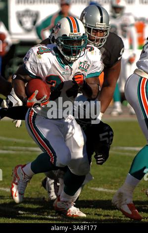 27. November 2005 Oakland, KALIFORNIEN - die Dolphins Ricky Williams #34 in Action laufen am Sonntag gegen die Raiders. Die Miami Dolphins besiegten die Oakland Raiders 33-21 im McAfee Coliseum in Oakland, Kalifornien Stockfoto