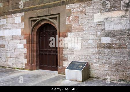 Holztür Eingang zur Kathedrale Krypta St Patricks Kathedrale Armagh. Krypta Kathedrale von Nordirland. Stockfoto