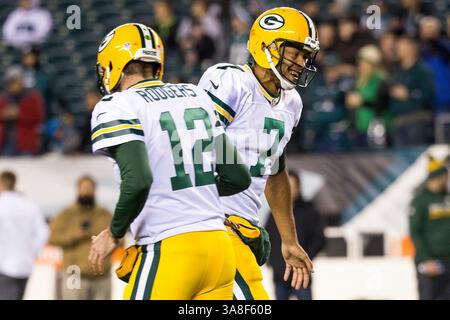 28. November 2016: Der Quarterback Brett Hundley (7) der Green Bay Packers (12) reagiert mit dem Quarterback Aaron Rodgers (12) vor dem NFL-Spiel zwischen den Green Bay Packers und den Philadelphia Eagles im Lincoln Financial Field in Philadelphia, Pennsylvania. Die Green Bay Packers siegten mit 27:13. Christopher Szagola/CSM(Bild: &Copy; Christopher Szagola/CSM via ZUMA Wire) Stockfoto