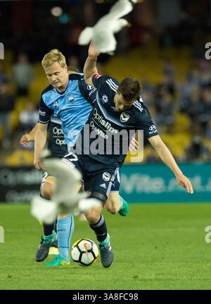 7. Oktober 2017 – Melbourne, Victoria, Australien – James Donachie (#17) von Melbourne Victory und Matt Simon (#18) von Sydney FC 1din während des 1. Runde-1-Spiels zwischen Melbourne Victory und Sydney FC im Etihad Stadium in Melbourne, Australien während der australischen A-League-Saison 2017/2018. (Kreditbild: © Theo Karanikos via ZUMA Wire) Stockfoto