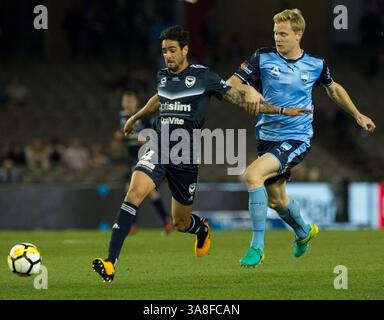 7. Oktober 2017 – Melbourne, Victoria, Australien – Rhys Williams (#4) von Melbourne Victory und Matt Simon (#18) von Sydney FC in Aktion während des 1. Runde Spiels zwischen Melbourne Victory und Sydney FC im Etihad Stadium in Melbourne, Australien während der australischen A-League Saison 2017/2018. (Kreditbild: © Theo Karanikos via ZUMA Wire) Stockfoto