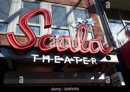 Köln, Deutschland 28. März 2025: Scala Theater Neonschild am Eingang des Volkstheaters am Hohenzollernring in Köln, das von dort umgebaut wurde Stockfoto