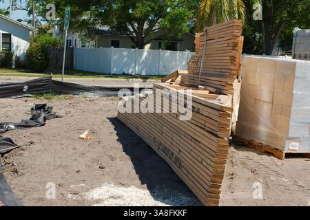 Holzstapel auf einer Baustelle. Das Holz besteht aus hellem Weichholz, das im Bauwesen häufig verwendet wird. Die Umgebung Stockfoto