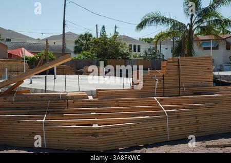 Holzstapel auf einer Baustelle. Das Holz besteht aus hellem Weichholz, das im Bauwesen häufig verwendet wird. Die Umgebung Stockfoto