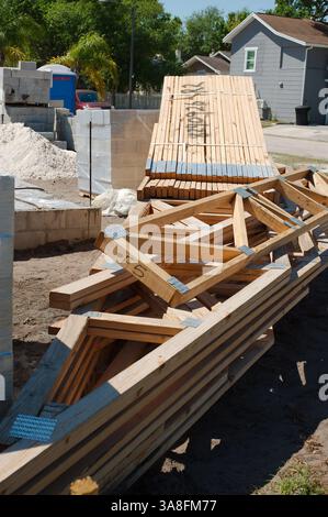 Holzstapel auf einer Baustelle. Das Holz besteht aus hellem Weichholz, das im Bauwesen häufig verwendet wird. Die Umgebung Stockfoto