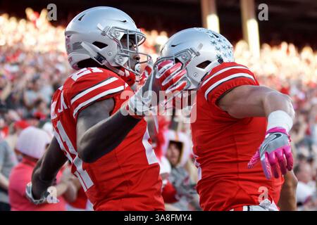 7. Oktober 2017: Columbus, Ohio, USA Parris Campbell (21) feiert seinen Touchdown mit dem Ohio State Buckeyes Wide Receiver Austin Mack (11) während des Spiels zwischen den Maryland Terrapins und den Ohio State Buckeyes im Ohio Stadium, Columbus, Ohio. (Kreditbild: © Scott Stuart via ZUMA Wire) Stockfoto
