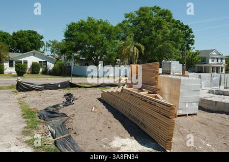 Holzstapel auf einer Baustelle. Das Holz besteht aus hellem Weichholz, das im Bauwesen häufig verwendet wird. Die Umgebung Stockfoto