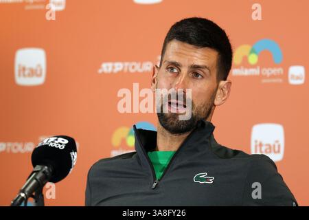 Miami, Vereinigte Staaten Von Amerika. März 2025. MIAMI GARDENS, FLORIDA - 28. MÄRZ: Novak Djokovic aus Serbien nimmt an einer Pressekonferenz Teil, nachdem er Grigor Dimitrov aus Bulgarien während des Halbfinalspiels am 11. Tag der Miami Open am 28. März 2025 im Hard Rock Stadium in Miami Gardens, Florida, besiegt hatte. (Foto: Alberto E. Tamargo/SIPA USA) Credit: SIPA USA/Alamy Live News Stockfoto