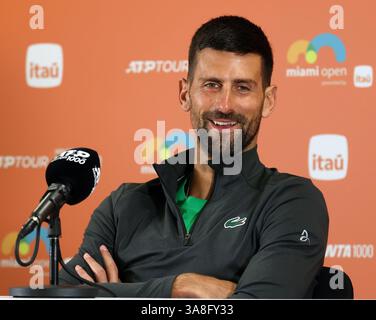 Miami, Vereinigte Staaten Von Amerika. März 2025. MIAMI GARDENS, FLORIDA - 28. MÄRZ: Novak Djokovic aus Serbien nimmt an einer Pressekonferenz Teil, nachdem er Grigor Dimitrov aus Bulgarien während des Halbfinalspiels am 11. Tag der Miami Open am 28. März 2025 im Hard Rock Stadium in Miami Gardens, Florida, besiegt hatte. (Foto: Alberto E. Tamargo/SIPA USA) Credit: SIPA USA/Alamy Live News Stockfoto